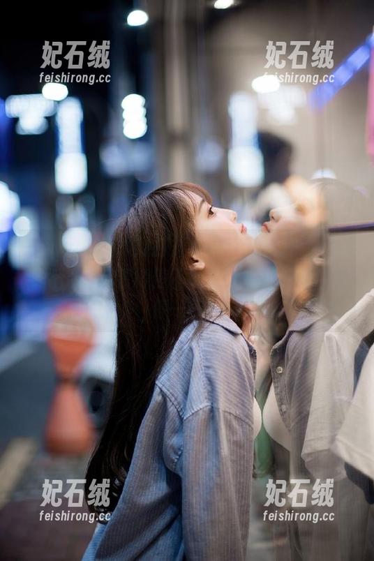 打开www.吃瓜网.top苹果版，看瓜看得停不下来，手机都要让我停一停！